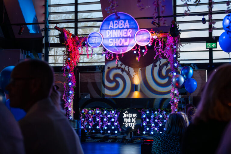 MVFotografie_2025-04-19_ABBAdinerparty_DeHof_82-kopie-scaled